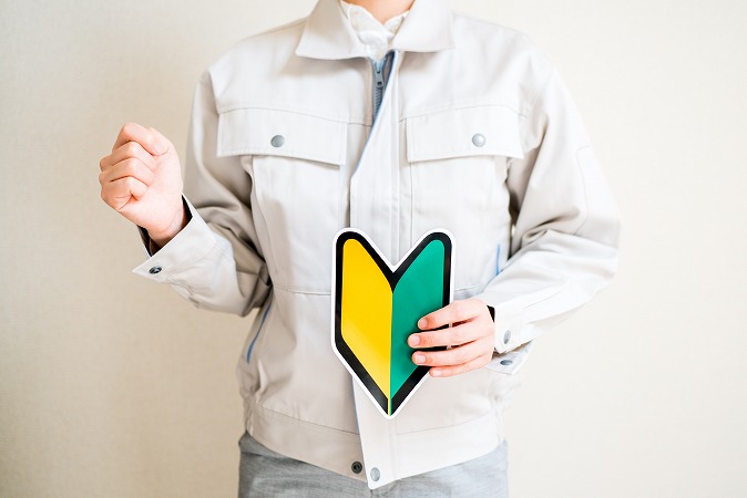 初心者マークを持ってグッドポーズ