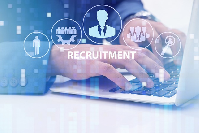 リクルートとパソコンを打つ手